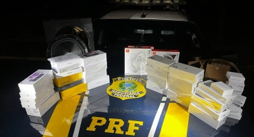 Grupo GPT da PRF de Patos de Minas apreende aproximadamente 30 aparelhos iPhones por descaminho Grupo GPT da PRF de Patos de Minas apreende aproximadamente 30 aparelhos iPhones por descaminho