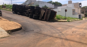 Caminhoneiro que seguia para a cidade de João Pessoa entra em Patos de Minas por indicação do GPS e tomba caminhão Caminhoneiro que seguia para a cidade de João Pessoa entra em Patos de Minas por indicação do GPS e tomba caminhão