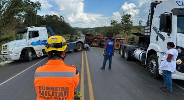 Lagoa Formosa - Caminhão tanque tomba na BR-354; três ocupantes do veículo foram encaminhados para o hospital Lagoa Formosa - Caminhão tanque tomba na BR-354; três ocupantes do veículo foram encaminhados para o hospital