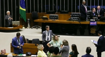 Câmara criminaliza cenas de nudez criadas por inteligência artificial Câmara criminaliza cenas de nudez criadas por inteligência artificial