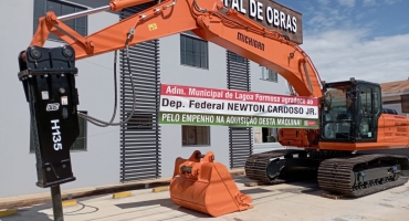 Prefeitura de Lagoa Formosa recebe Escavadeira Hidráulica 