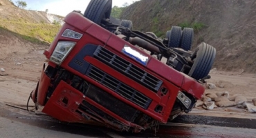 Motorista de carreta morre em acidente na BR-146, próximo a Serra do Salitre Motorista de carreta morre em acidente na BR-146, próximo a Serra do Salitre