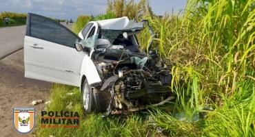 Rio Paranaíba – Acidente entre carro e caminhão deixa vítima presa às ferragens Rio Paranaíba – Acidente entre carro e caminhão deixa vítima presa às ferragens
