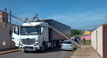 Motorista atinge fiação de rede elétrica e poste cai em cima de automóvel na cidade de Patos de Minas Motorista atinge fiação de rede elétrica e poste cai em cima de automóvel na cidade de Patos de Minas