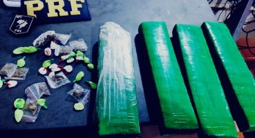 Patos de Minas - Passageiro de ônibus é preso pela PRF na BR-365 levando barras de maconha e cocaína escondidas em mochila Patos de Minas - Passageiro de ônibus é preso pela PRF na BR-365 levando barras de maconha e cocaína escondidas em mochila