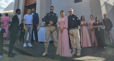 Inusitado - Polícia Rodoviária Federal ajuda madrinha de casamento chegar até Igreja; após pneu de carro estourar na BR-365 Inusitado - Polícia Rodoviária Federal ajuda madrinha de casamento chegar até Igreja; após pneu de carro estourar na BR-365