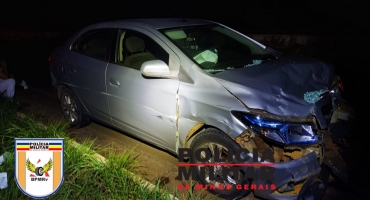 Colisão traseira na BR-354 em Patos de Minas deixa veículos danificados Colisão traseira na BR-354 em Patos de Minas deixa veículos danificados