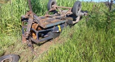 Carmo do Paranaíba – Motorista cochila ao volante e veículo sai da pista na BR 354, próximo ao Posto Recreio Carmo do Paranaíba – Motorista cochila ao volante e veículo sai da pista na BR 354, próximo ao Posto Recreio