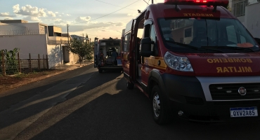 Pai salva criança que se afogou em piscina na cidade de Patos de Minas Pai salva criança que se afogou em piscina na cidade de Patos de Minas