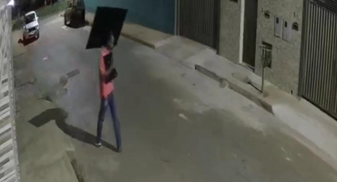 Família sai para conhecer decoração natalina em Patos de Minas e ladrão aproveita para furtar tv e notbook na residência Família sai para conhecer decoração natalina em Patos de Minas e ladrão aproveita para furtar tv e notbook na residência