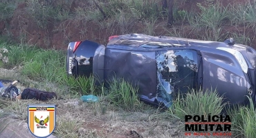 Presidente Olegário - Carro colide em caminhão durante ultrapassagem e capota na MGC-354 Presidente Olegário - Carro colide em caminhão durante ultrapassagem e capota na MGC-354