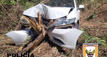 Presidente Olegário - Motorista cochila ao volante e bate carro contra árvore na MG-410 Presidente Olegário - Motorista cochila ao volante e bate carro contra árvore na MG-410