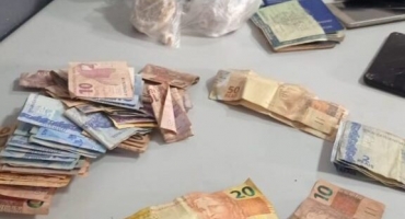 PM de Patos de Minas prende casal suspeito de praticar tráfico de drogas no bairro Nova Floresta PM de Patos de Minas prende casal suspeito de praticar tráfico de drogas no bairro Nova Floresta
