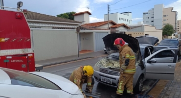 Patos de Minas - Corpo de Bombeiros é acionado após carro sofrer princípio de incêndio Patos de Minas - Corpo de Bombeiros é acionado após carro sofrer princípio de incêndio