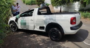 Motorista deixa carro desengatado; e veículo desce rua e capota em Patos de Minas Motorista deixa carro desengatado; e veículo desce rua e capota em Patos de Minas