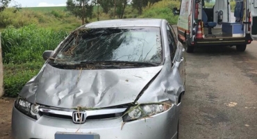 Patos de Minas - Carro com bebê de 5 meses aquaplana na BR-365, capota e mulher fica ferida Patos de Minas - Carro com bebê de 5 meses aquaplana na BR-365, capota e mulher fica ferida