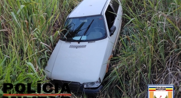 Automóvel sai da pista e cai em ribanceira na BR-354 entre Lagoa Formosa e Patos de Minas Automóvel sai da pista e cai em ribanceira na BR-354 entre Lagoa Formosa e Patos de Minas