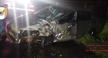 Três pessoas ficam feridas em colisão frontal entre dois carros na MG-187, em Serra do Salitre Três pessoas ficam feridas em colisão frontal entre dois carros na MG-187, em Serra do Salitre