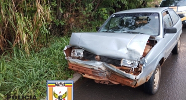 Carmo do Paranaíba – Motorista freia automóvel por causa de poça d’água na BR-354 e provoca acidente com vários veículos Carmo do Paranaíba – Motorista freia automóvel por causa de poça d’água na BR-354 e provoca acidente com vários veículos