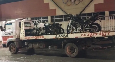 Patos de Minas - PM prende três pessoas e apreende 15 motocicletas por perturbação do sossego Patos de Minas - PM prende três pessoas e apreende 15 motocicletas por perturbação do sossego