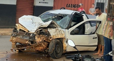 Presidente Olegário - Motorista fica ferido após carro bater na traseira de carreta estacionada Presidente Olegário - Motorista fica ferido após carro bater na traseira de carreta estacionada