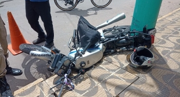 Motoqueiro fica ferido ao avançar parada obrigatória e provocar acidente em Patos de Minas Motoqueiro fica ferido ao avançar parada obrigatória e provocar acidente em Patos de Minas
