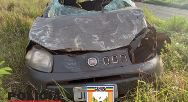 Carro e caminhão se envolvem em acidente durante tentativa de ultrapassagem na MG-410, em Presidente Olegário Carro e caminhão se envolvem em acidente durante tentativa de ultrapassagem na MG-410, em Presidente Olegário