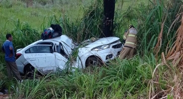 Três crianças escapam sem ferimentos após carro sofrer aquaplanagem, sair da pista e bater em árvore na BR-365 Três crianças escapam sem ferimentos após carro sofrer aquaplanagem, sair da pista e bater em árvore na BR-365