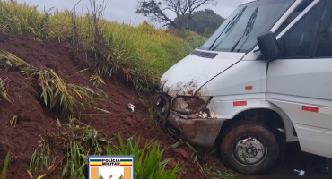 Lagoa Formosa - Motorista perde controle direcional e tomba veículo na BR-354 Lagoa Formosa - Motorista perde controle direcional e tomba veículo na BR-354