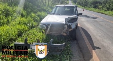 Casal sofre diversas fraturas em acidente entre carro e motocicleta na MGC-354, em Presidente Olegário Casal sofre diversas fraturas em acidente entre carro e motocicleta na MGC-354, em Presidente Olegário
