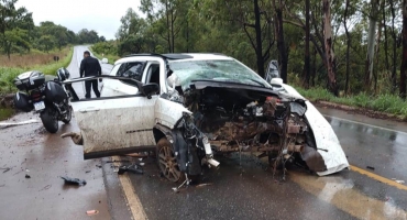Motorista perde controle e bate carro em árvore na BR-365, entre Varjão de Minas e São Gonçalo do Abaeté Motorista perde controle e bate carro em árvore na BR-365, entre Varjão de Minas e São Gonçalo do Abaeté