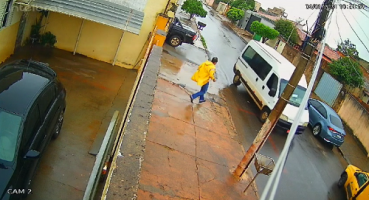 Desatenção - Entregador esquece de puxar freio de mão e Van quase causa acidente, em Patos de Minas; veja vídeo Desatenção - Entregador esquece de puxar freio de mão e Van quase causa acidente, em Patos de Minas; veja vídeo