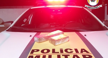 Coramandel - Jovem que transportava droga na mochila é preso na BR-352 Coramandel - Jovem que transportava droga na mochila é preso na BR-352
