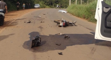Acidente entre carro e moto na estrada dos Acidente entre carro e moto na estrada dos