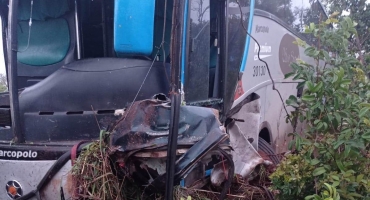 Motorista de automóvel morre em colisão frontal com ônibus na BR-365 Motorista de automóvel morre em colisão frontal com ônibus na BR-365