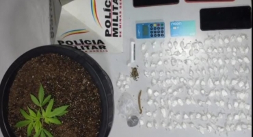 PM de Patos de Minas apreende 151 papelotes de cocaína com suspeitos de tráfico PM de Patos de Minas apreende 151 papelotes de cocaína com suspeitos de tráfico