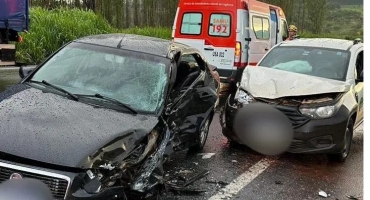 Carro escorrega na pista, atinge contramão e colide contra outros veículos na BR-365 Carro escorrega na pista, atinge contramão e colide contra outros veículos na BR-365