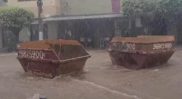 Carmo do Paranaíba - Enxurrada de temporal arrasta caçambas de entulhos no centro da cidade Carmo do Paranaíba - Enxurrada de temporal arrasta caçambas de entulhos no centro da cidade