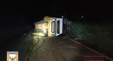 Motorista perde controle e tomba carreta carregada de soja na MG-188, em Coromandel Motorista perde controle e tomba carreta carregada de soja na MG-188, em Coromandel