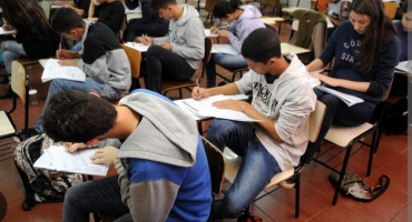 Governo pagará auxílio para incentivar jovens a concluírem o Ensino Médio; pagamento pode ser feito a partir de março Governo pagará auxílio para incentivar jovens a concluírem o Ensino Médio; pagamento pode ser feito a partir de março