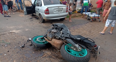 Motociclista sofre fraturas em acidente após condutora de automóvel avançar parada obrigatória; veja vídeo Motociclista sofre fraturas em acidente após condutora de automóvel avançar parada obrigatória; veja vídeo