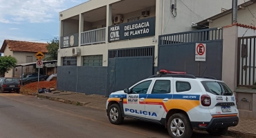 Homem que buscava ajuda para a mãe é preso após desacatar funcionárias da Secretaria Municipal de Saúde, em Patos de Minas Homem que buscava ajuda para a mãe é preso após desacatar funcionárias da Secretaria Municipal de Saúde, em Patos de Minas