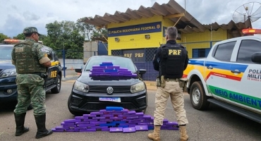 PRF e Polícia Militar apreendem 45 quilos de maconha sendo transportados em veículo na BR-365 PRF e Polícia Militar apreendem 45 quilos de maconha sendo transportados em veículo na BR-365