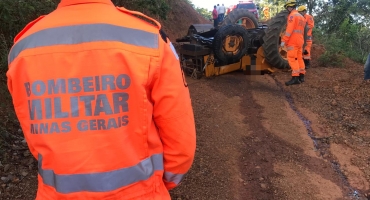 Trator tomba e mata condutor na zona rural de Presidente Olegário Trator tomba e mata condutor na zona rural de Presidente Olegário