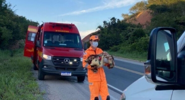 Carro capota em rodovia e bebe de 4 meses é arremessado para fora sobrevive Carro capota em rodovia e bebe de 4 meses é arremessado para fora sobrevive