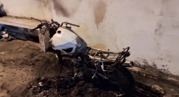 Durante surto psicótico homem de 49 anos ateia fogo em motocicleta na cidade de Patos de Minas Durante surto psicótico homem de 49 anos ateia fogo em motocicleta na cidade de Patos de Minas