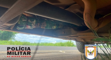Polícia Militar Rodoviária encontra carabina escondida debaixo do assoalho de caminhonete; durante abordagem em Patrocínio Polícia Militar Rodoviária encontra carabina escondida debaixo do assoalho de caminhonete; durante abordagem em Patrocínio