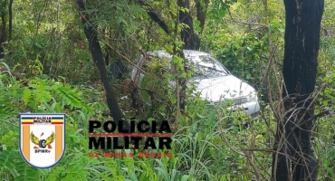Após aquaplanagem veículo sai da pista e colide contra árvore na MGC-410, em Presidente Olegário Após aquaplanagem veículo sai da pista e colide contra árvore na MGC-410, em Presidente Olegário