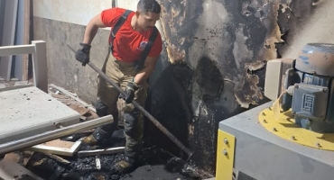 Corpo de Bombeiros de Patos de Minas combate incêndio em fábrica de móveis em Patos de Minas Corpo de Bombeiros de Patos de Minas combate incêndio em fábrica de móveis em Patos de Minas