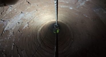 Cão cai em cisterna, proprietário desce atrás para resgatá-lo e não consegue voltar Cão cai em cisterna, proprietário desce atrás para resgatá-lo e não consegue voltar